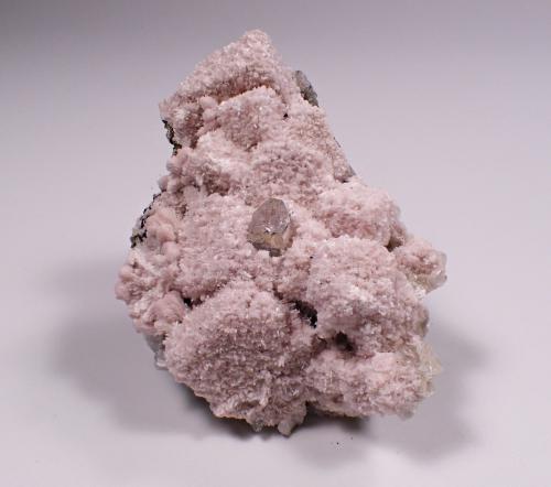 Oyelite after Hydroxyapophyllite, Bulfontenite<br />Mina N'Chwaning II, Zona minera N'Chwaning, Kuruman, Kalahari manganese field (KMF), Provincia Septentrional del Cabo, Sudáfrica<br />65 mm x 49 mm x 31 mm<br /> (Author: Don Lum)