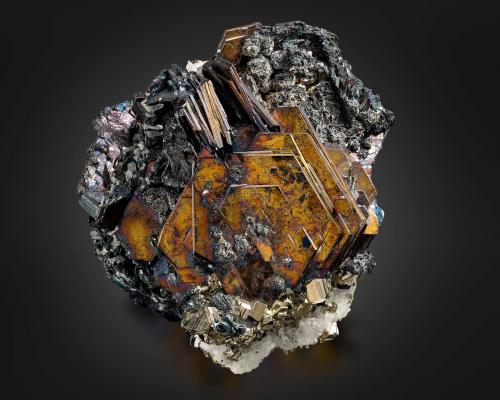 Covellite<br />Leonard Mine, Butte, Butte District, Silver Bow County, Montana, USA<br />7 x 8 x 6 cm / main crystal: 4.2 cm.<br /> (Author: MIM Museum)