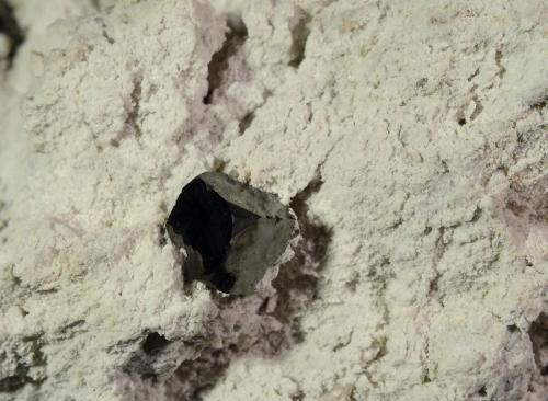 Bixbyite<br />Monte Topaz, Cordillera Thomas, Condado Juab, Utah, USA<br />8.7 x 6.6 x 4.5 cm, FOV = 2.0 cm<br /> (Author: Michael Shaw)