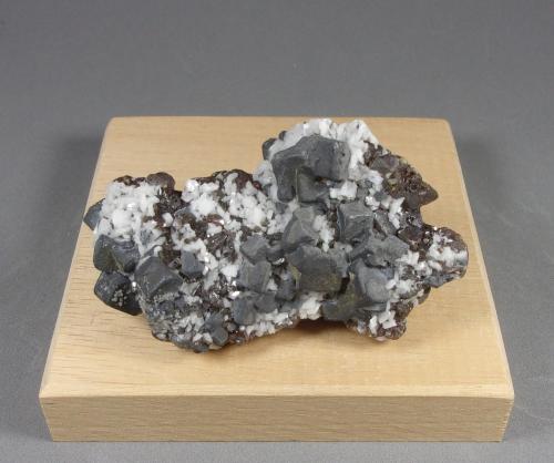 Galena, Esfalerita y Dolomita<br />Mina Troya, Mutiloa, Comarca Goyerri, Guipúzcoa / Gipuzkoa, País Vasco (Euskadi), España<br />6,8 x 4 x 2,4 cm.<br /> (Autor: J. G. Alcolea)