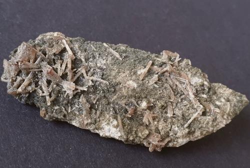 Atencioite, Eosphorite<br />Mina Poço Dantas, Valle Piauí, Taquaral, Itinga, Vale do Jequitinhonha, Minas Gerais, Brasil<br />6 x 3 cm<br /> (Author: Volkmar Stingl)