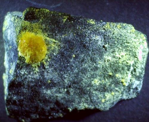 Valentinite<br />Xikuangshan depósito de antimonio, Lengshuijiang, Prefectura  Loudi, Provincia Hunan, China<br />3 x 2,5 cm<br /> (Author: Volkmar Stingl)
