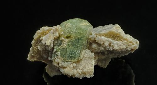 Apatite<br />Dolní Bory, Bory, ďár nad Sázavou, Vysočina Region, Czech Republic<br />4.2 x 2.3 cm<br /> (Author: am mizunaka)