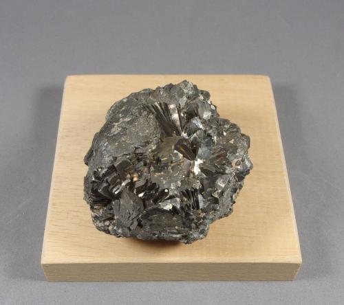 Arsenopirita<br />Distrito Freiberg, Erzgebirgskreis, Sajonia/Sachsen, Alemania<br />5,8 x 5,2 x 4 cm.<br /> (Autor: J. G. Alcolea)