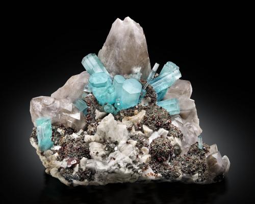 Beryl (variety aquamarine)<br />Dassu, Braldu Valley, Shigar District, Gilgit-Baltistan (Northern Areas), Pakistan<br />55 x 50 x 35 cm / main crystal: 13.7 cm.<br /> (Author: MIM Museum)