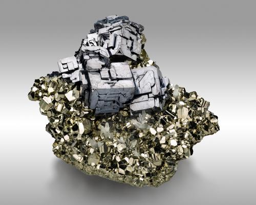 Galena<br />Huanzala Mine, Huallanca District, Dos de Mayo Province, Huánuco Department, Peru<br />19 x 19 x 7 cm / main crystal: 6.4 cm.<br /> (Author: MIM Museum)