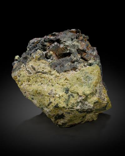 Hulsite with Epidote<br />Mina Lost River, Valle Lost River, Port Clarence, Zona Catastral Nome, Alaska, USA<br />10 x 10 x 11.5 cm / main crystal: 2.0 cm.<br /> (Author: MIM Museum)
