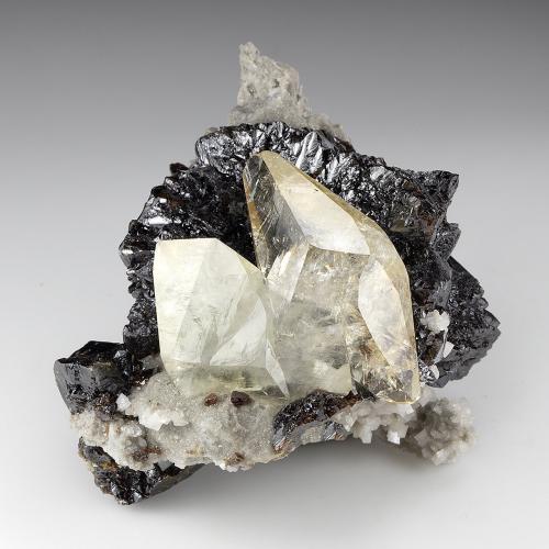 Calcita, Esfalerita, Dolomita<br />Elmwood Mine, Carthage, Central Tennessee Ba-F-Pb-Zn District, Smith County, Tennessee, USA<br />65 mm x 57 mm x 50 mm; cristal principal: 37 mm de longitud; masa: 162 g<br /> (Autor: Carles Millan)