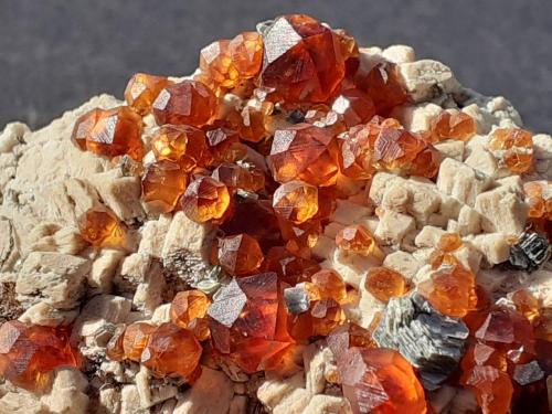 Spessartine (Garnet Group), Microcline<br />Catas Spessartina Wushan, Tongbei, Yunxiao, Prefectura Zhangzhou, Provincia Fujian, China<br />6,5 x 3,5 cm<br /> (Author: Volkmar Stingl)