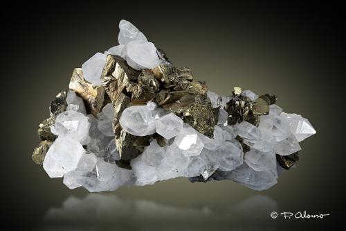 Calcopirita + Cuarzo<br />Herja Mine, Chiuzbaia, Baia Sprie, Maramures, Romania<br />15,5cm x 8cm x 5,5cm<br /> (Autor: Pere Alonso)