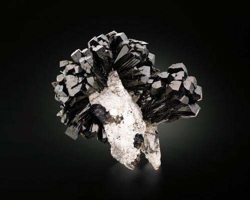 Olivenite<br />Mina Milpillas, Cuitaca, Municipio Santa Cruz, Sonora, México<br />4.5 x 2.5 x 4.5 cm / main crystal: 2.0 cm.<br /> (Author: MIM Museum)