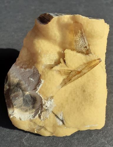 Baryte, Calcite<br />Elk Creek, Dalzell, Meade County, South Dakota, USA<br />5 x 5 cm<br /> (Author: Volkmar Stingl)