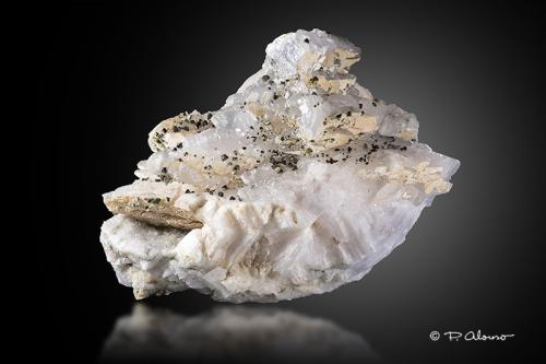Calcita + Calcopirita<br />Sala Quarry (L'Americano Quarry), Puig de Sant Vicenç, Gualba, Comarca Vallès Oriental, Barcelona, Catalonia / Catalunya, Spain<br />20cm x 16cm x 11cm<br /> (Autor: Pere Alonso)