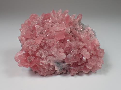 Rhodochrosite, Pyrite, Fluorite, Quartz<br />Mina Wutong, Liubao, Cangwu, Prefectura Wuzhou, Región Autónoma Guangxi Zhuang, China<br />77 mm x 57 mm x 27 mm<br /> (Author: Don Lum)