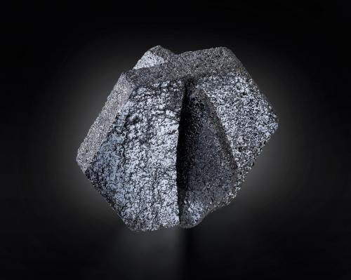 Hematite<br />Loi Shilman Valley, Mohmand District, Peshawar Division, Khyber Pakhtunkhwa Province, Pakistan<br />4 x 5 x 4 cm / main crystal: 4.8 cm.<br /> (Author: MIM Museum)