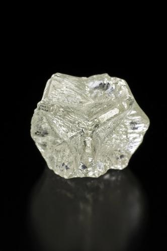Diamond<br />Mina Orapa, Orapa, Letlhakane, Distrito Central, Botsuana<br />1.5 x 1,4 x 1 cm<br /> (Author: MIM Museum)