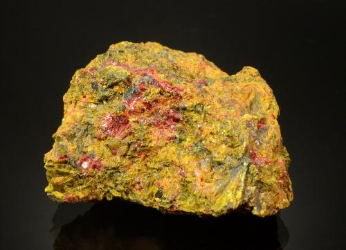 Getchellite<br />Mina Getchell, Pico Adam, Distrito Potosi, Montes Osgood, Condado Humboldt, Nevada, USA<br />4.2 x 4.0 x 2.3 cm<br /> (Author: Michael Shaw)