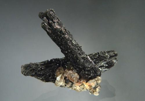 Schorl<br />Bergsig Farm 167 (Hohenstein), Omaruru, Erongo Region, Namibia<br />7.1 x 5.3 x 4.1 cm<br /> (Author: Michael Shaw)