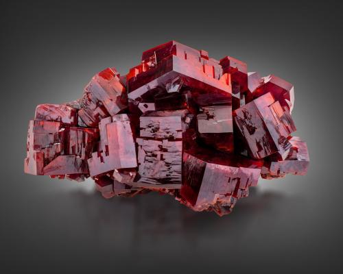 Vanadinite<br />Mibladen (distrito minero Mibladen), Midelt, Provincia Midelt, Región Drâa-Tafilalet, Marruecos<br />12 x 7.5 x 7 cm / main crystal: 4.2 cm.<br /> (Author: MIM Museum)