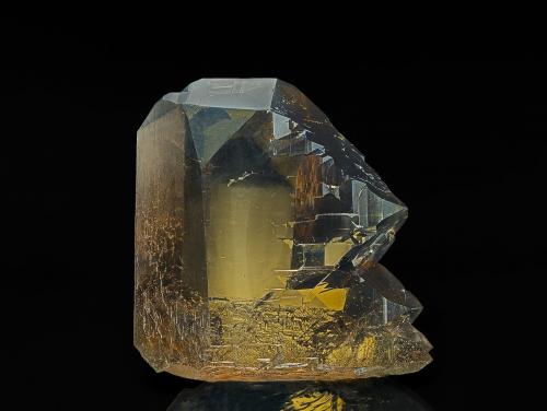 Quartz (variety smoky quartz)<br />Aiguille de l'Eboulement, Les Petites Jorasses, Mont Blanc Massif, Chamonix, Haute-Savoie, Auvergne-Rhône-Alpes, France<br />3.4 x 3.4 cm<br /> (Author: am mizunaka)