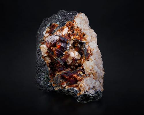 Quintinite (Group) with Calcite, Phlogopite and Magnetite<br />Mina Kovdor Zheleznyi, Macizo Kovdor, Península Kola, Murmanskaja Oblast, Región del Norte, Rusia<br />8 x 6 x 4 cm / main crystal: 2.1 cm.<br /> (Author: MIM Museum)