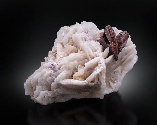 Tantalowodginite on Albite with 'lepidolite'<br />Dara-i-Pech pegmatite, Chapa Dara District, Kunar Province (Konar), Afghanistan<br />10 x 6 x 5.5 cm / main crystal: 2.9 cm.<br /> (Author: MIM Museum)