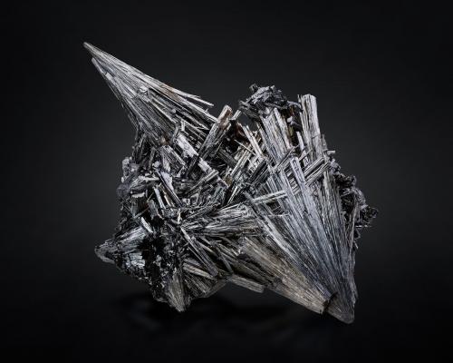 Pyrolusite<br />Gremmelsbach (Triberg im Schwarzwald), Schwarzwald-Baar-Kreis, Freiburg, Baden-Württemberg, Alemania<br />24 x 16 x 13 cm / main crystal: 16.0 cm.<br /> (Author: MIM Museum)