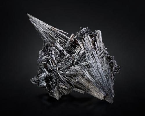 Pyrolusite<br />Gremmelsbach (Triberg im Schwarzwald), Schwarzwald-Baar-Kreis, Freiburg, Baden-Württemberg, Germany<br />24 x 16 x 13 cm / main crystal: 16.0 cm.<br /> (Author: MIM Museum)