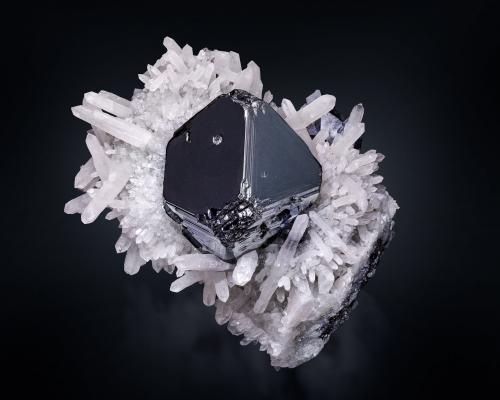 Sphalerite (variety marmatite) on Quartz<br />Dalnegorsk, Distrito urbano Dalnegorsk, Primorsky Krai, Rusia<br />13 x 11 x 9 cm / main crystal: 5.7 cm.<br /> (Author: MIM Museum)