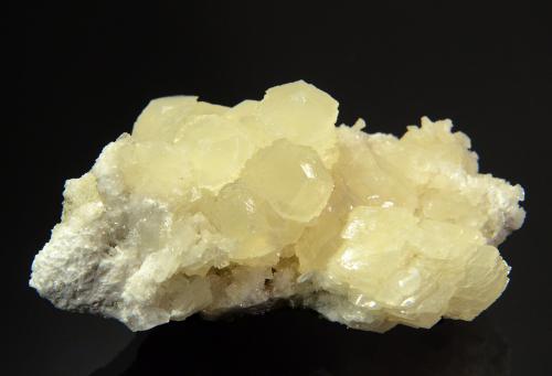 Calcite<br />Nashik District (Nasik), Maharashtra, India<br />8.2 x 5.6 x 4.0 cm<br /> (Author: Michael Shaw)