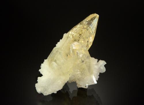 Calcite<br />Mumbai (Bombay), Mumbai District, Maharashtra, India<br />5.8 x 3.3 x 2.1 cm<br /> (Author: Michael Shaw)