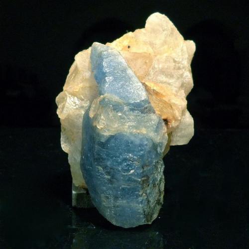 Afghanita
Koksha Valley, Badakhshan, Afganistan.
6 x 3 x 2,5 cm
Cristal hexagonal de afghanita partido y naturalmente soldado por calcita.
Bajo luz halógena: (Autor: Josele)