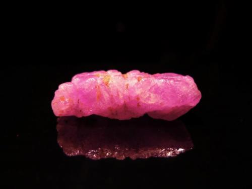 Corindón var. ruby
Mogok, Pyin-Oo-Lwin D., Mandalay Division, Burma (Myanmar)
3,3 x 1,3 x 1,2 cm
Bajo luz halógena: (Autor: Josele)