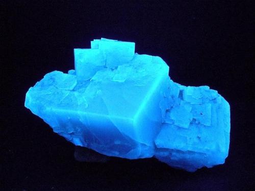 Fluorita
Rogerley Mine, Frosterley, Weardale, North Pennines, Co. Durham, Inglaterra, Reino Unido.
6,5 x 4,2 x 4 cm
Bajo tubo de "luz negra" (UV de onda media-larga) la fluorescencia es muy intensa:
Activador mas probable: Eu2+ (Autor: Josele)