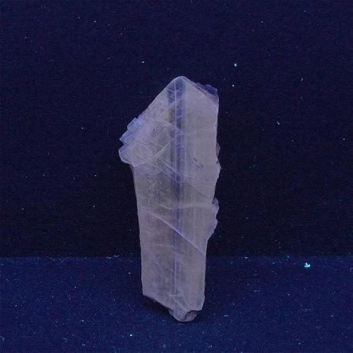 Yeso (macla)
Origen olvidado
5 x 2 x 0,4 cm
Bajo tubo UV se aprecia una ligera fluorescencia amarillenta.
Activador mas probable: impurezas de compuestos orgánicos. (Autor: Josele)