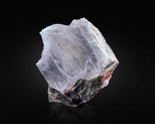 Natrosilite<br />Pegmatita Palitra, Mina Karnasurt, Monte Karnasurt, Macizo Lovozero, Península Kola, Murmanskaja Oblast, Región del Norte, Rusia<br />13 x 9.5 x 12 cm / main crystal: 12.2 cm.<br /> (Author: MIM Museum)