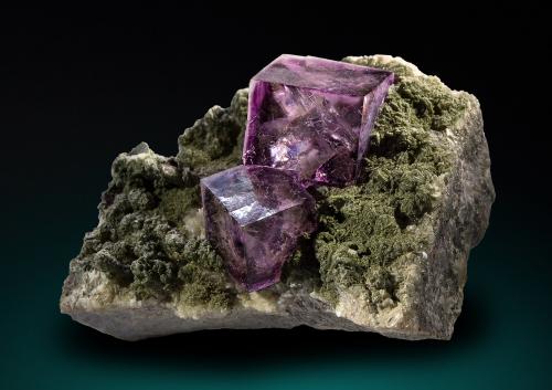Fluorite, Chlorite Group<br />Yaogangxian Mine, Yizhang, Chenzhou Prefecture, Hunan Province, China<br />Specimen size 5 cm, larger fluorite 1,2 cm<br /> (Author: Tobi)