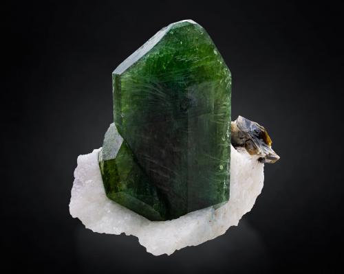 Diopside on Calcite with Phlogopite<br />Pitwak Mine, Ladjuar Medam, Sar-e Sang, Koksha Valley, Khash & Kuran Wa Munjan Districts, Badakhshan Province, Afghanistan<br />7 x 5 x 6.5 cm / main crystal: 6.0 cm.<br /> (Author: MIM Museum)