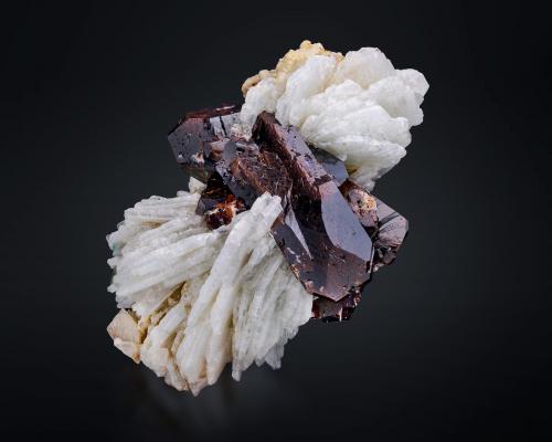 Wodginite with Albite<br />Prospección Jabba, Nangalam, Distrito Dara-I-Pech (Distrito Pech), Provincia Kunar (Konar), Afganistán<br />7 x 4.5 x 3.5 cm / main crystal: 5.0 cm<br /> (Author: MIM Museum)