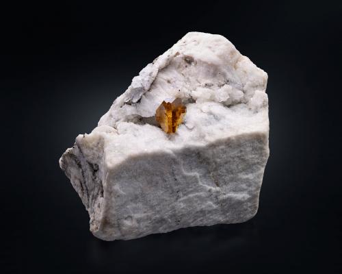 Sphalerite (variety cleiophane) on Dolomite<br />Cantera Lengenbach, Fäld, Valle Binn (Binntal), Wallis (Valais), Suiza<br />4 x 6 x 4 cm / main crystal: 1.0 cm.<br /> (Author: MIM Museum)