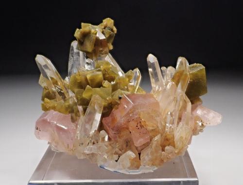 Fluorapatite, Siderite, Quartz<br />Kami Mine, Ayopaya Province, Cochabamba Department, Bolivia<br />74 mm x 52 mm. Mass: 87 g.<br /> (Author: Carles Millan)