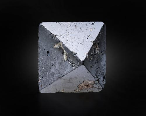 Carrollite<br />Kamoya, Distrito Kambove, Cinturón de cobre de Katanga, Katanga (Shaba), República Democrática del Congo (Zaire)<br />2.5 x 2.5 x 2.5 cm / main crystal: 2.3 cm.<br /> (Author: MIM Museum)