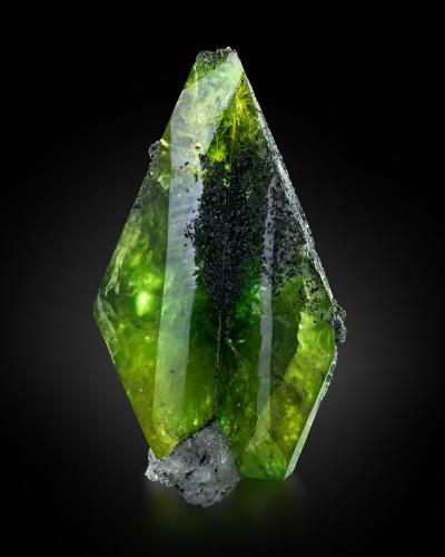 Titanite with Chlorite<br />Distrito Skardu, Gilgit-Baltistan (Áreas del Norte), Paquistán<br />4 x 4 x 7.5 cm / main crystal: 7.0 cm.<br /> (Author: MIM Museum)
