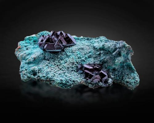 Cuprite on Chrysocolla<br />Mashamba West Mine, Kolwezi District, Lualaba, Katanga Copper Crescent, Katanga (Shaba), Democratic Republic of the Congo (Zaire)<br />11.5 x 6 x 4 cm / main crystal: 2.3 cm.<br /> (Author: MIM Museum)