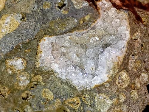 Analcima y gmelinita<br />Little Plains Quarry, Weldborought, Tasmania (Australia)<br />7 x 5 cm.<br /> (Autor: Felipe Abolafia)