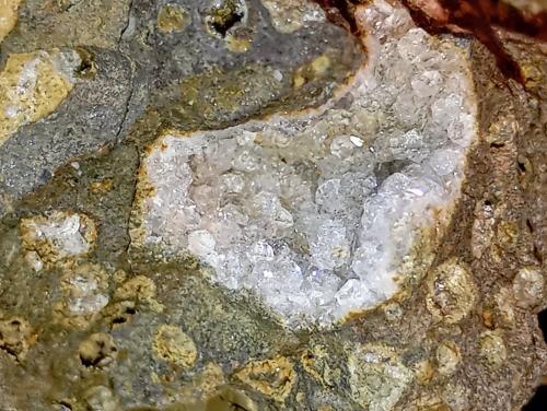 Analcima y gmelinita<br />Cantera Little Plains, Distrito Blue Tier, Consejo Break O'Day, Tasmania, Australia<br />7 x 5 cm.<br /> (Autor: Felipe Abolafia)