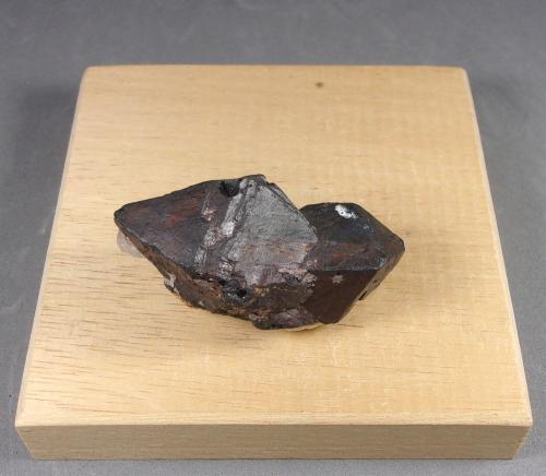 Ferberita (variedad reinita)<br />Mina Bugarama, Kagogo, Distrito Burera, Provincia Norte, Ruanda<br />5 x 3 x 2 cm.  77,9 g.<br /> (Autor: J. G. Alcolea)
