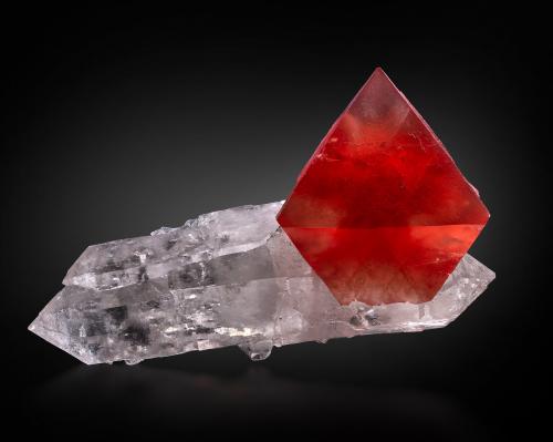 Fluorite on Quartz<br />Planggenstock, Uri, Switzerland<br />21 x 13 x 9 cm / main crystal: 10.8 cm.<br /> (Author: MIM Museum)