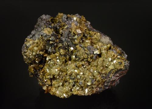 Siderite on Hematite<br />Mina Sterling, Antwerp, Condado Jefferson, New York, USA<br />9.1 x 7.4 x 4.0 cm<br /> (Author: Michael Shaw)