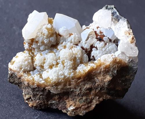Siderite, Quartz (variety chalcedony), Quartz<br />Corta San Valentín, Sancti Espíritu, Sierra Minera de Cartagena-La Unión, La Unión, Comarca Campo de Cartagena, Región de Murcia (Murcia), España<br />4 x 3 cm<br /> (Author: Volkmar Stingl)